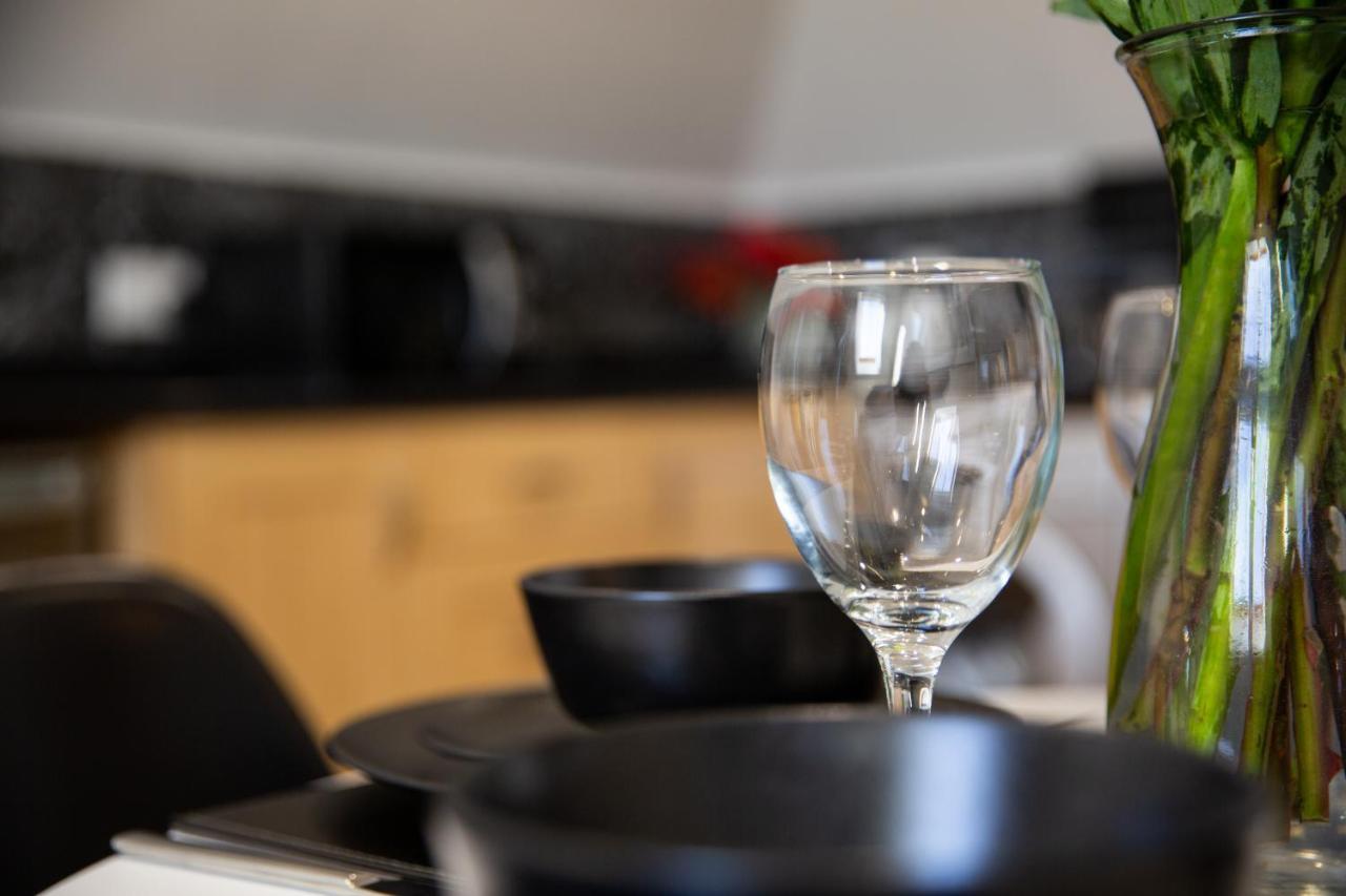 Velvet 2-bedroom Apartment, Clockhouse,